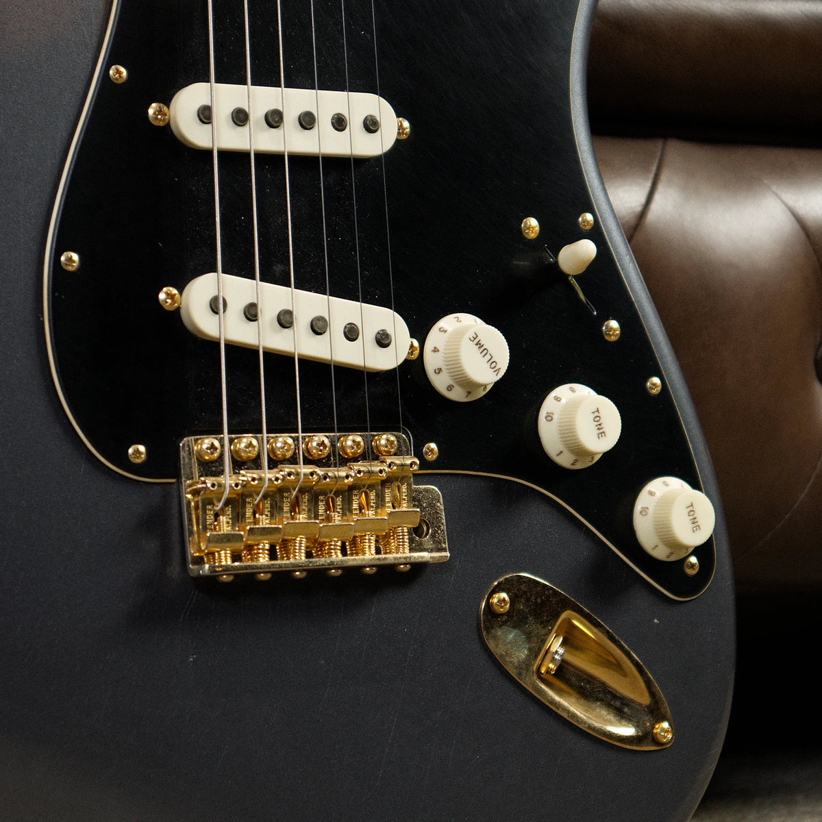 Fender Custom Shop Limited Edition 1965 Dual Mag Stratocaster Journeyman Relic (Faded Aged Charcoal Frost Metallic)