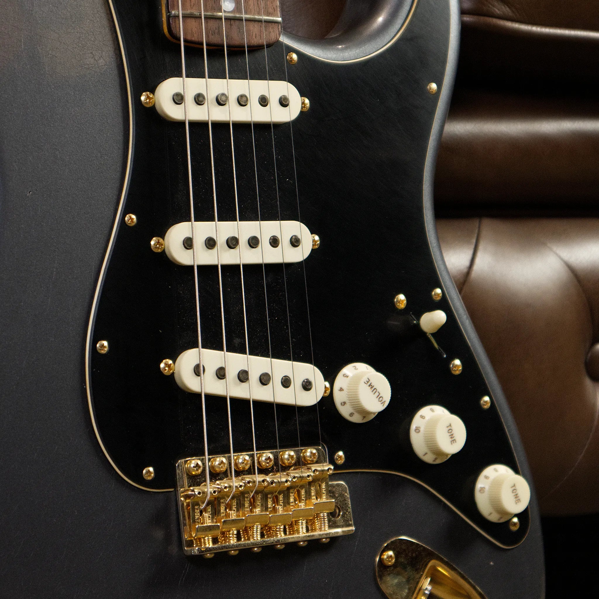 Fender Custom Shop Limited Edition 1965 Dual Mag Stratocaster Journeyman Relic (Faded Aged Charcoal Frost Metallic)