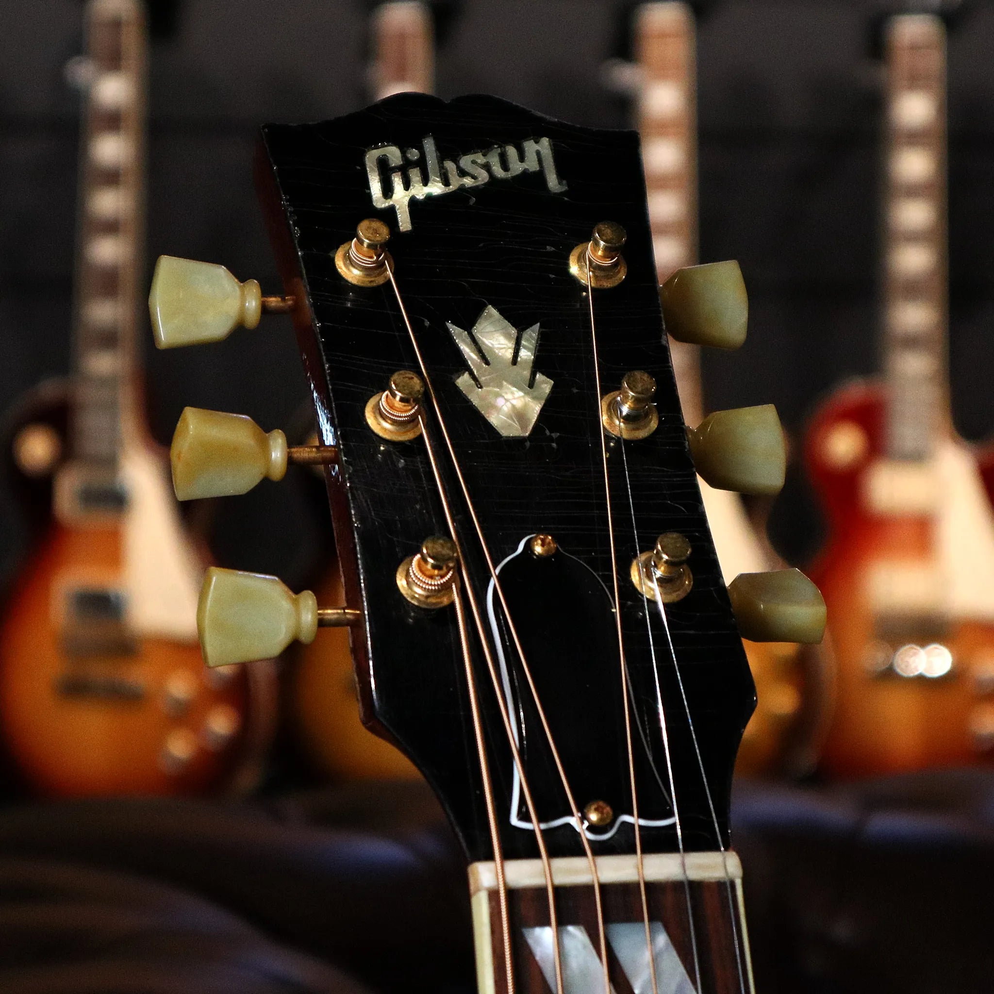 Gibson Custom Shop Murphy Lab 1960 Hummingbird Heavy Aged (Washed Cherry Sunburst) Headstock