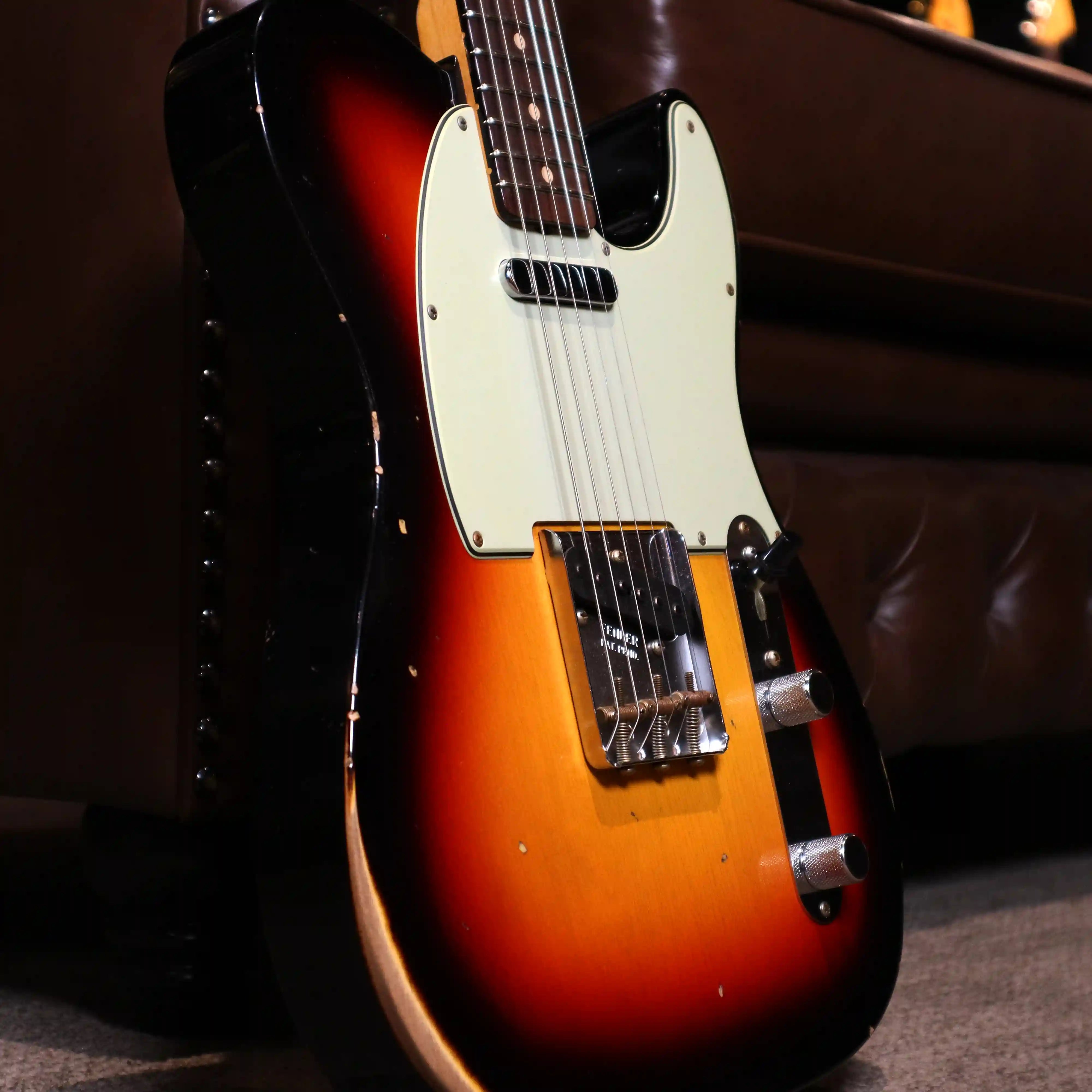 Fender Custom Shop Limited Edition 1963 Telecaster Relic (3-Colour Sunburst) Side Profile