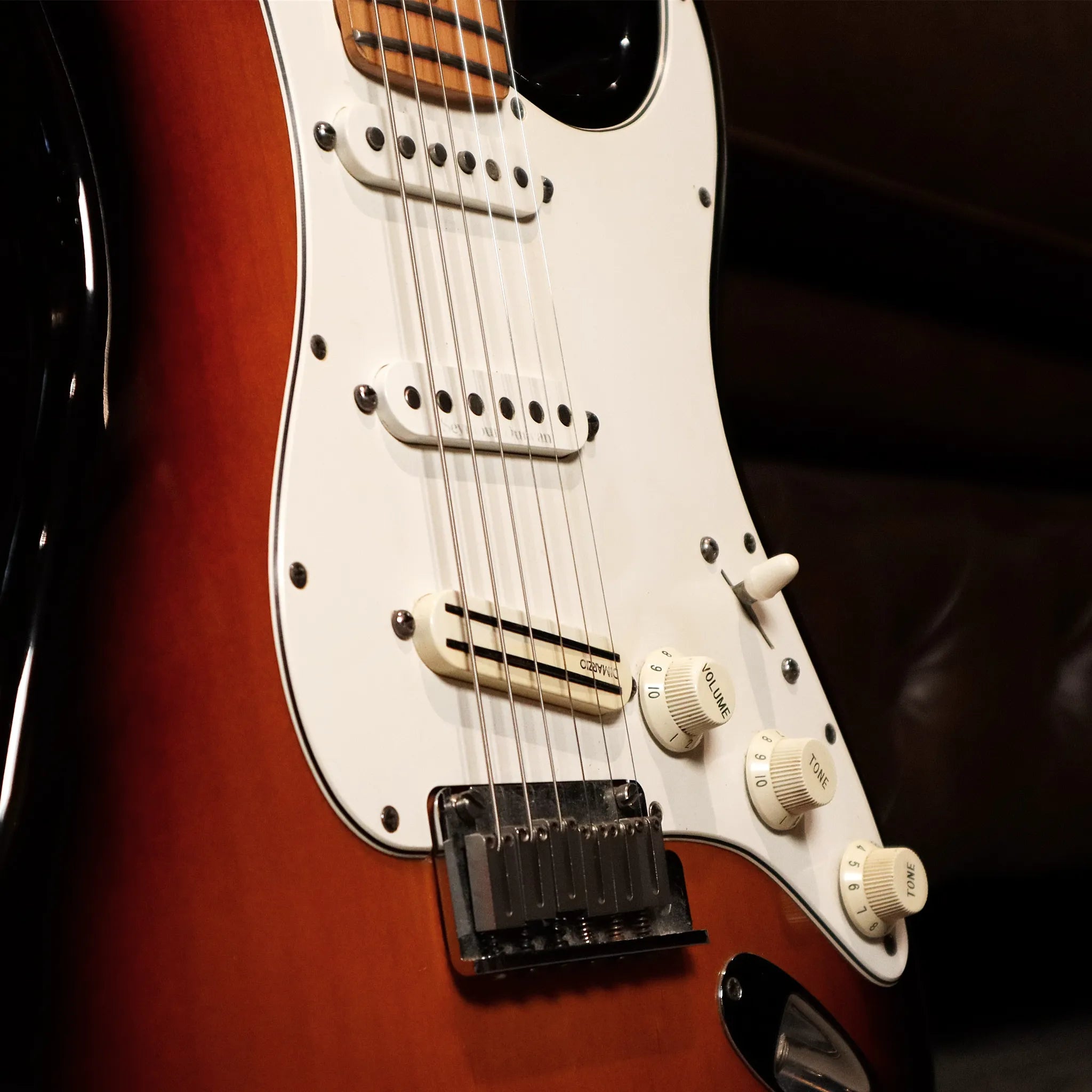 Pre-Owned 1997 Fender American Standard Maple Fingerboard (3-Colour Sunburst)