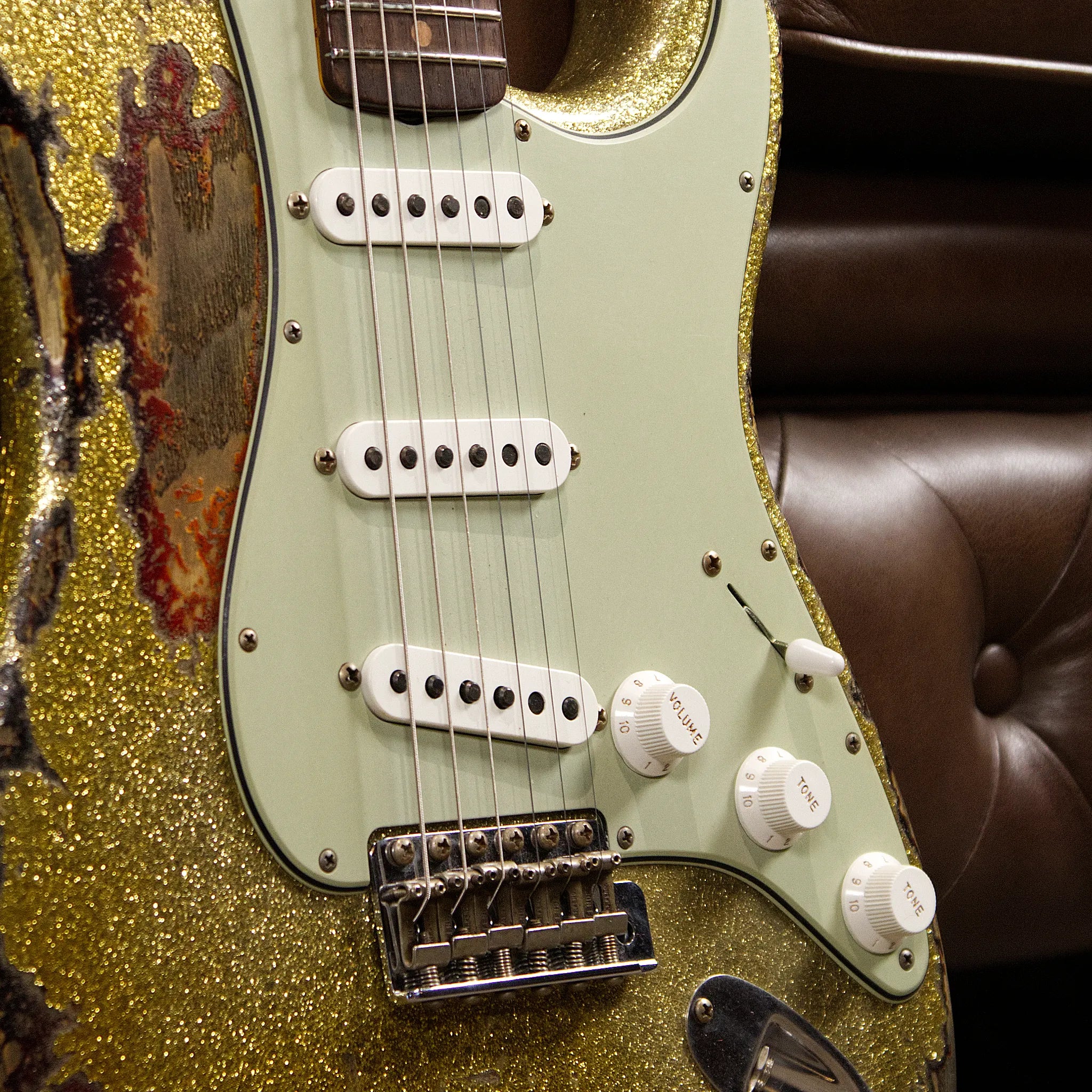 Fender Custom Shop 1961 Stratocaster Super Heavy Relic (Gold Sparkle over 3-Colour Sunburst)