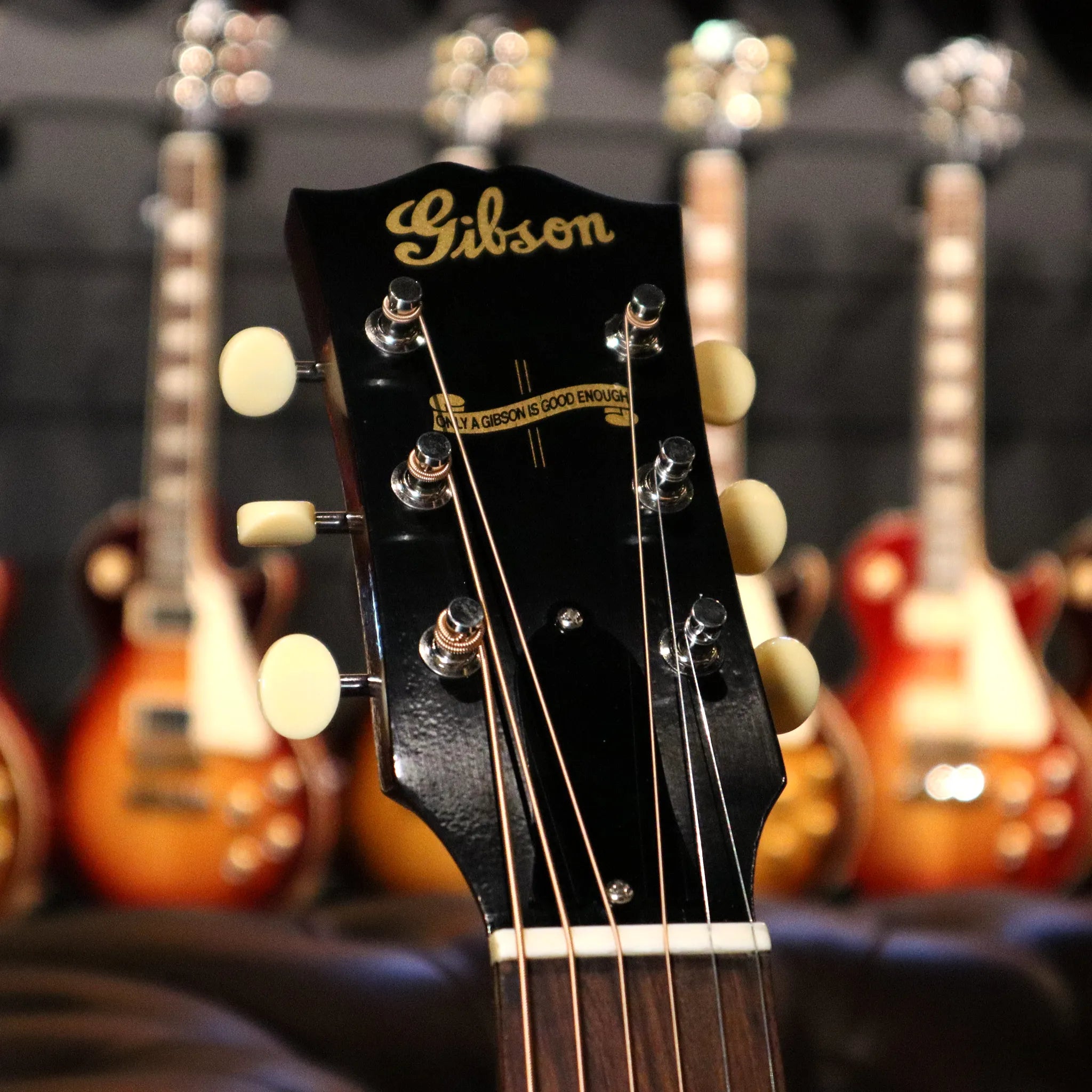 Gibson Custom Shop 1942 Banner J-45 (Vintage Sunburst) Headstock