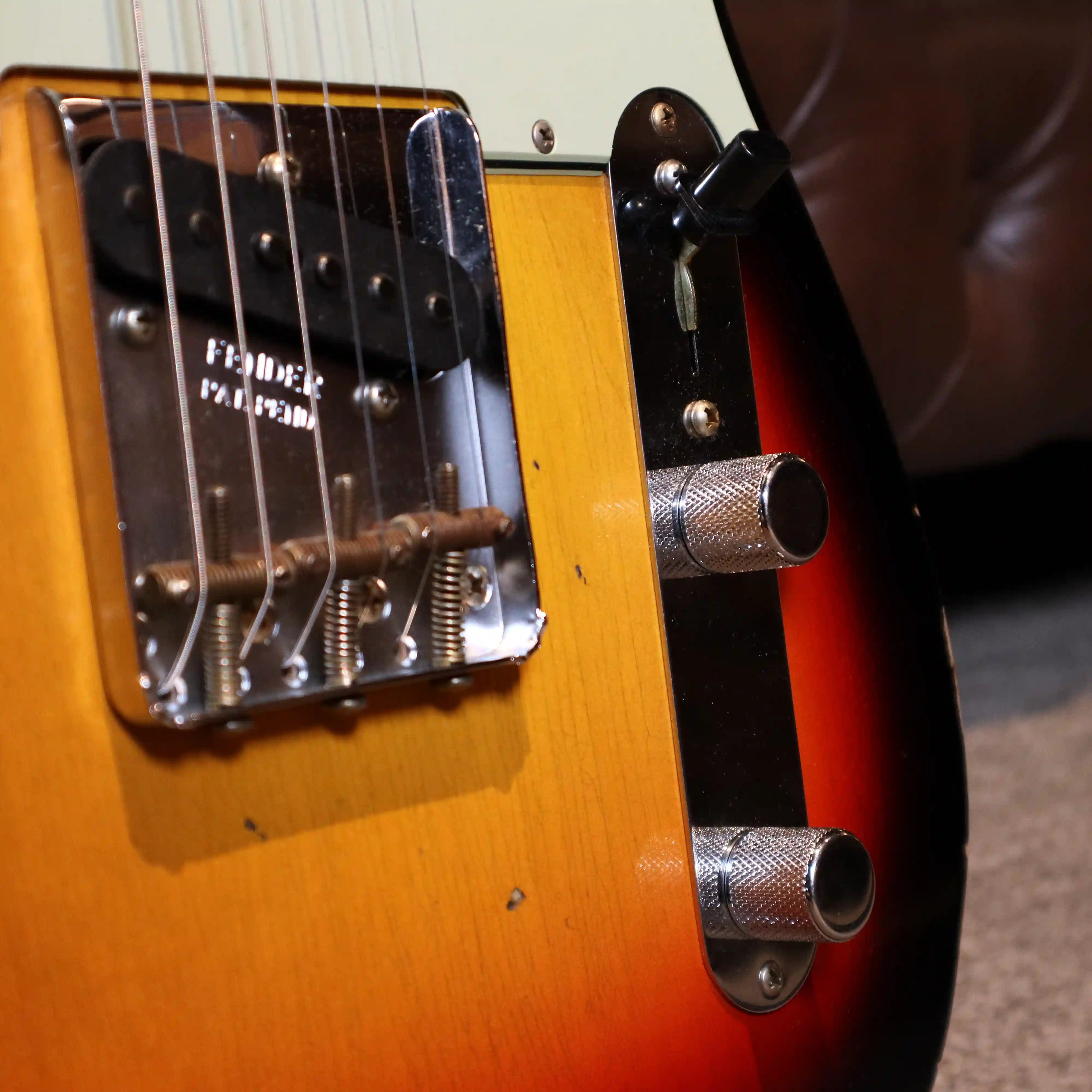 Fender Custom Shop Limited Edition 1963 Telecaster Relic (3-Colour Sunburst) Controls View